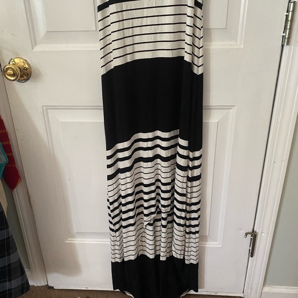 ⭐️Mossimo black and white striped maxi dress - Picture 8 of 8
